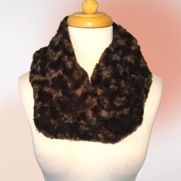 Bundle of Two Plush Chocolate Brown Faux Fur Scarves Oblong and Infinity NWOT - Picture 6 of 11